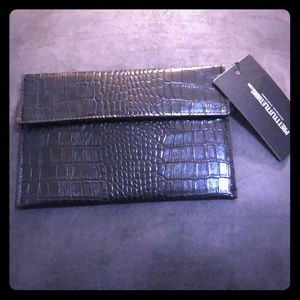 THE PERFECT CLUTCH🖤